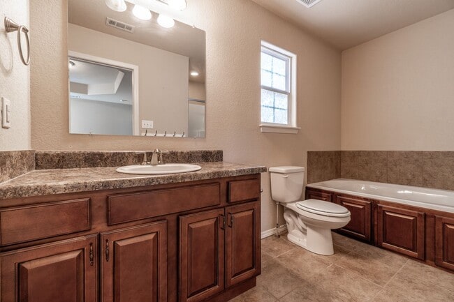 Building Photo - 2220 Ridgeway Ln