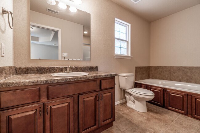Building Photo - Secure Comfort: Beautiful 3 Bed, 2 Bath Ho...