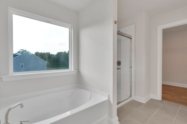 Building Photo - Beautiful 4BR 2.5BA Home w/ Full Appliance Kitchen • Garage Parking •