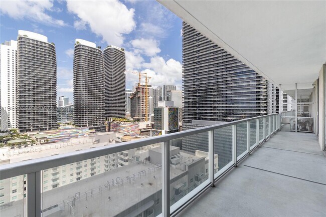 Building Photo - 1111 SW 1st Ave