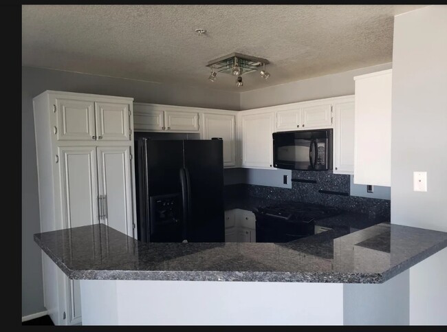 Building Photo - 2560 Avenida Del Vista