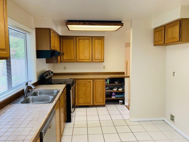 Building Photo - Issaquah 4 bd 3 bath single family house f...