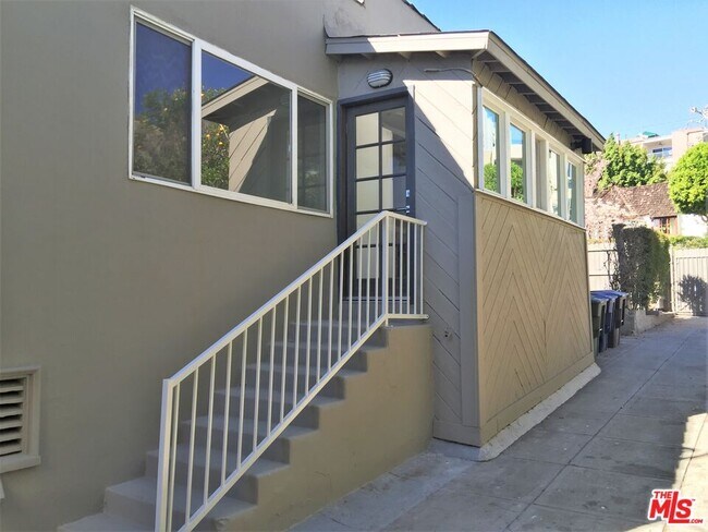 Building Photo - 8538 West Knoll Dr