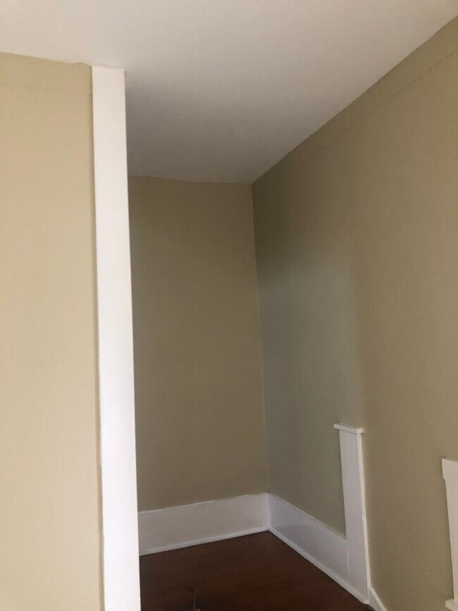 Building Photo - Charming Uptown Duplex in the Heart of Dow...