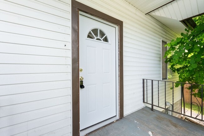 Building Photo - 3 BR Home near Springwater Trail and Powel...