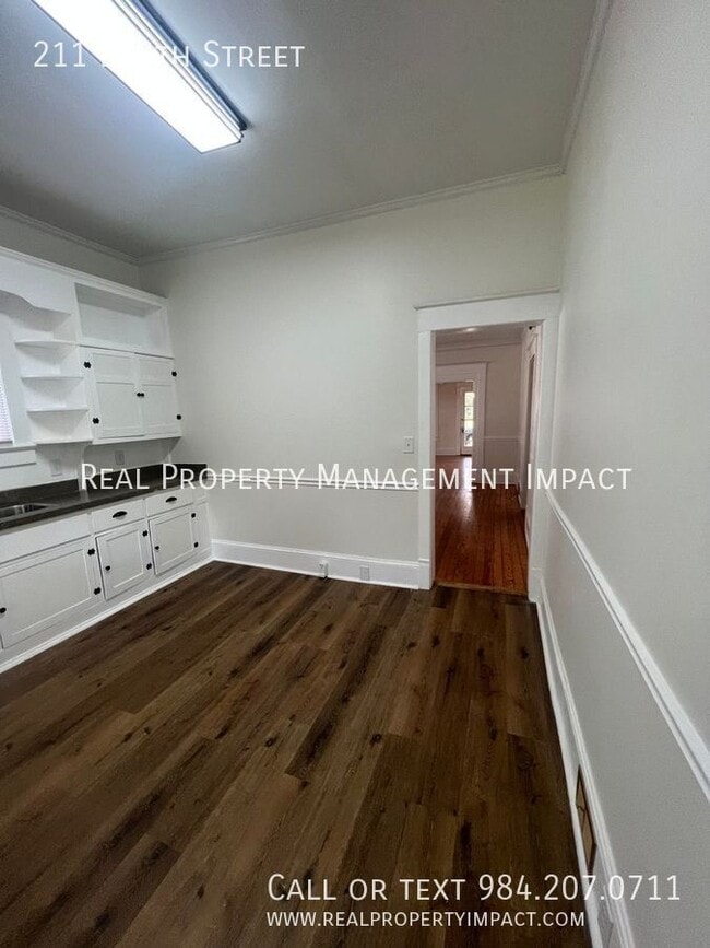 Building Photo - 211 E 5th St