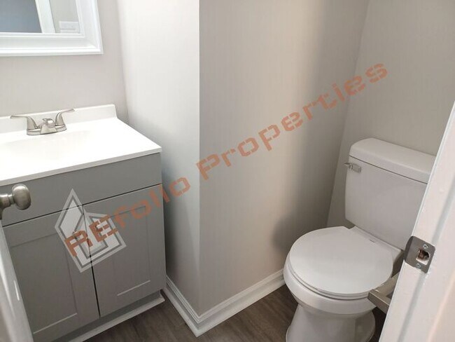 Building Photo - Carpetless 2 BD 1.5 Bath 2 Story Quadplex ...