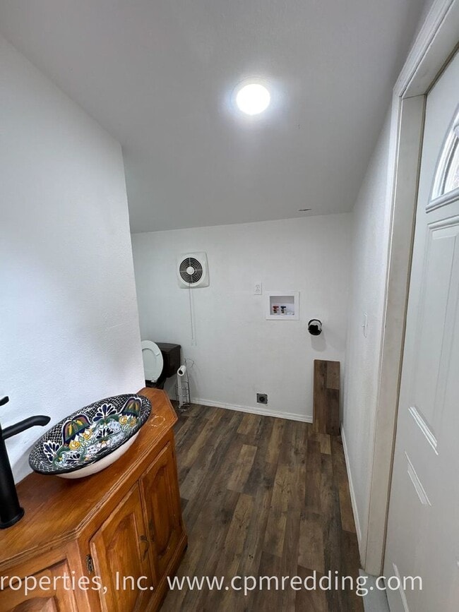 Building Photo - Updated 2-Bedroom House With Refrigerator & Vaulted Ceilings Available Now!