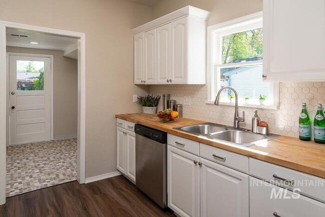 Building Photo - Charming 2 Bed, 1 Bath Single-Family Home with Large Backyard & RV Hookups!