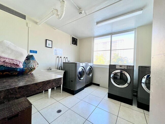 Building Photo - 500 Bayview Dr