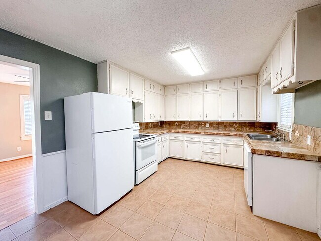 Building Photo - 2-bedroom, 1-bath home in Maxey Park!