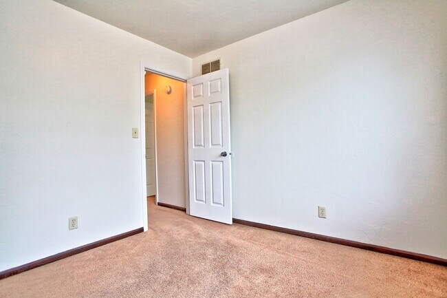 Building Photo - Private & Cozy Duplex In Prime Holland Loc...