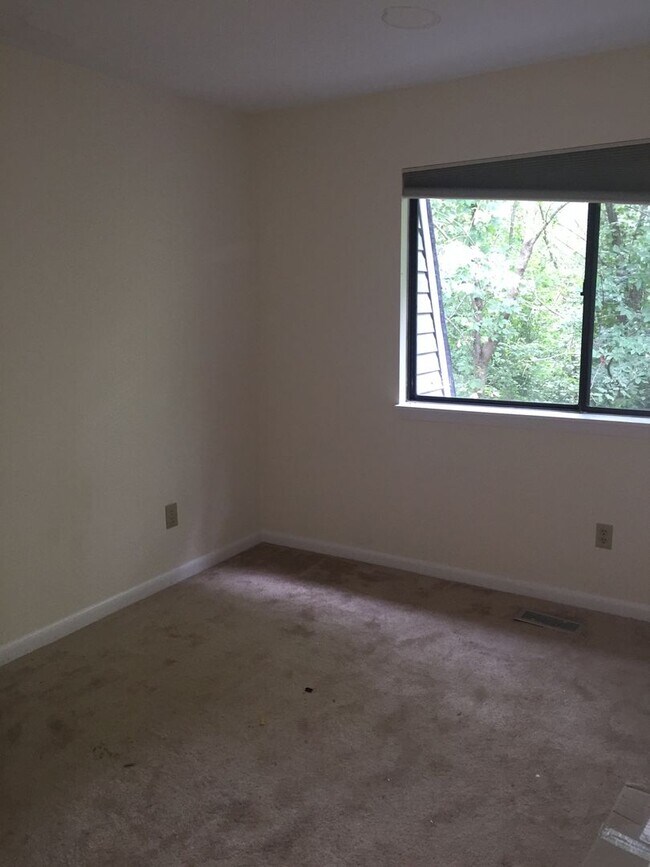 Building Photo - Modern 3BR Condo in Finley Forest – Prime Chapel Hill Location near UNC & RTP