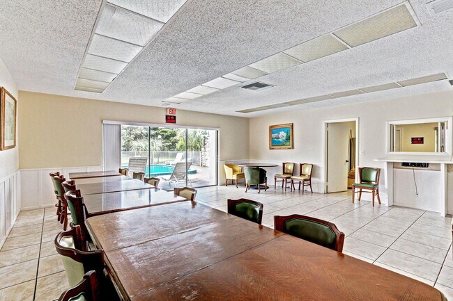 Building Photo - 10789 N Military Trl