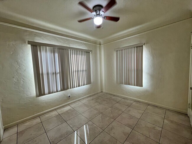 Building Photo - LARGE UPSTAIRS ONE BEDROOM ONE BATH! WITH ...