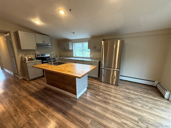 Building Photo - 10 Crans Rd