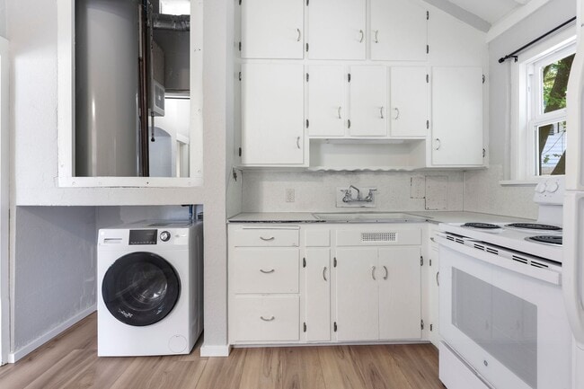 Building Photo - MOVE IN READY! A/C home with 2 bed, 1 bath...