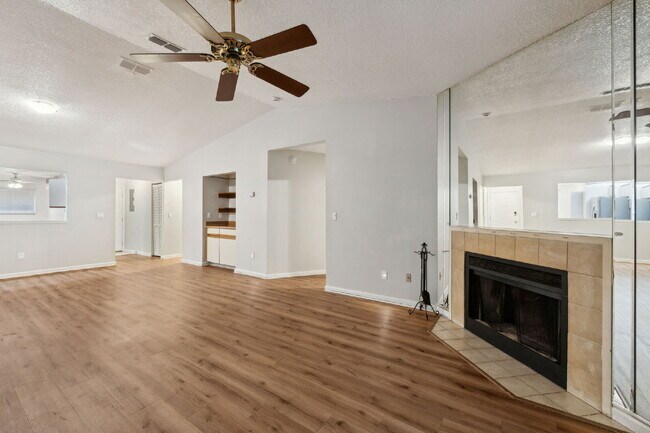 Building Photo - Charming Townhouse Retreat for Rent!