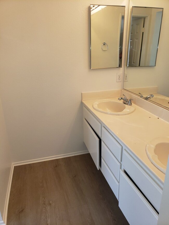 Building Photo - BEAUTIFUL 3 BEDROOM 2 BATH SINGLE STORY HO...