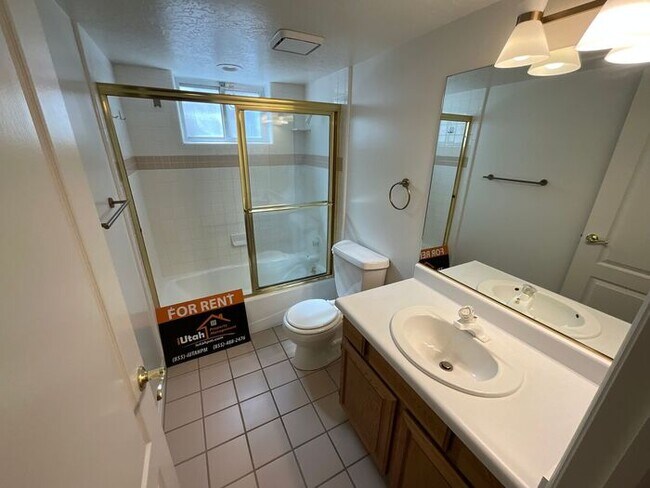 Building Photo - 4 bdrm 3 bth Home 2 Car Garage- HOA with Pool
