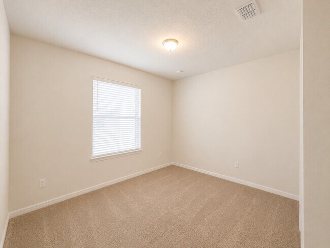 Building Photo - 4 Bedroom, 2 Bath Home in Whaley Creek