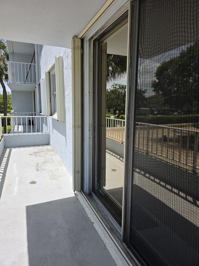 Building Photo - 470 Executive Center Dr