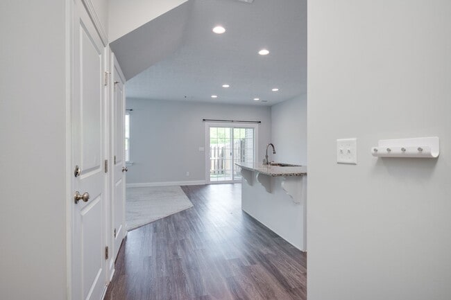 Building Photo - 3 Bedroom 2.5 Bath Townhouse