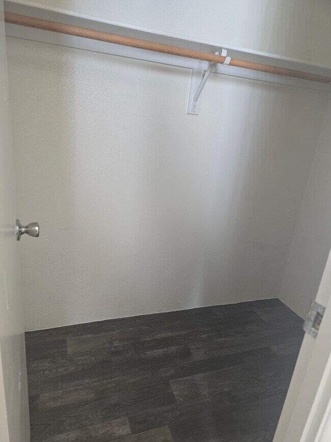 Building Photo - 1915 N Park Ave