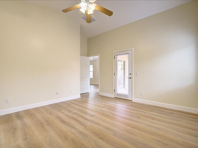 Building Photo - 3 Bedroom 2 Bathroom