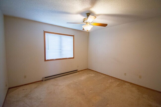 Building Photo - Upstairs condo with garage space in great NW location!