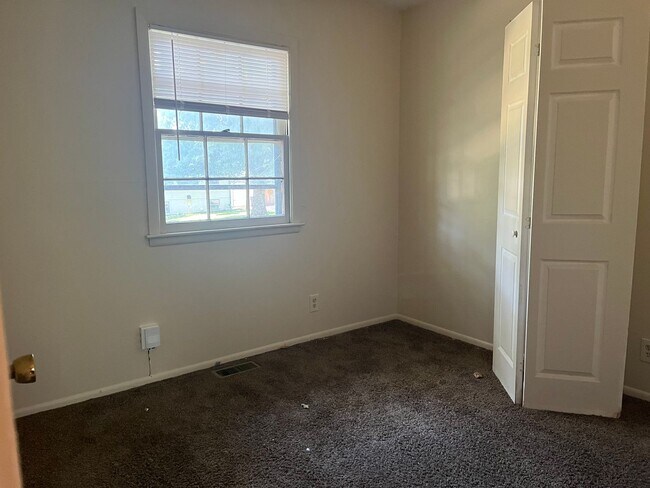 Building Photo - 3 BEDROOM 1 FULL BATH HOME WITH LIVING ROOM & REC ROOM, SINGLE GARAGE AND LARGE BACKYARD