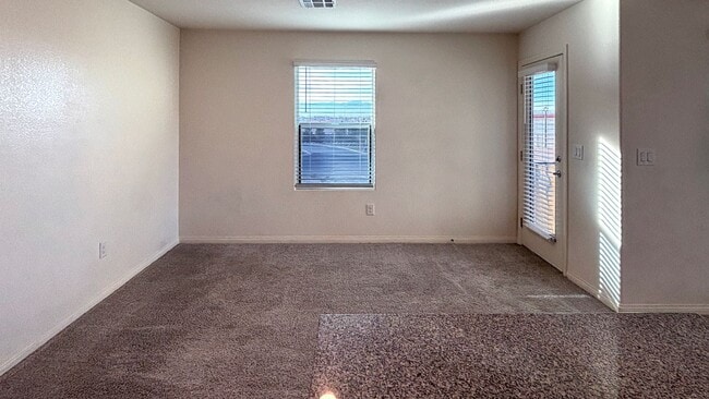 Building Photo - Wonderful 3 Bedroom townhouse with a 1 car garage - 3 levels located in North Las Vegas