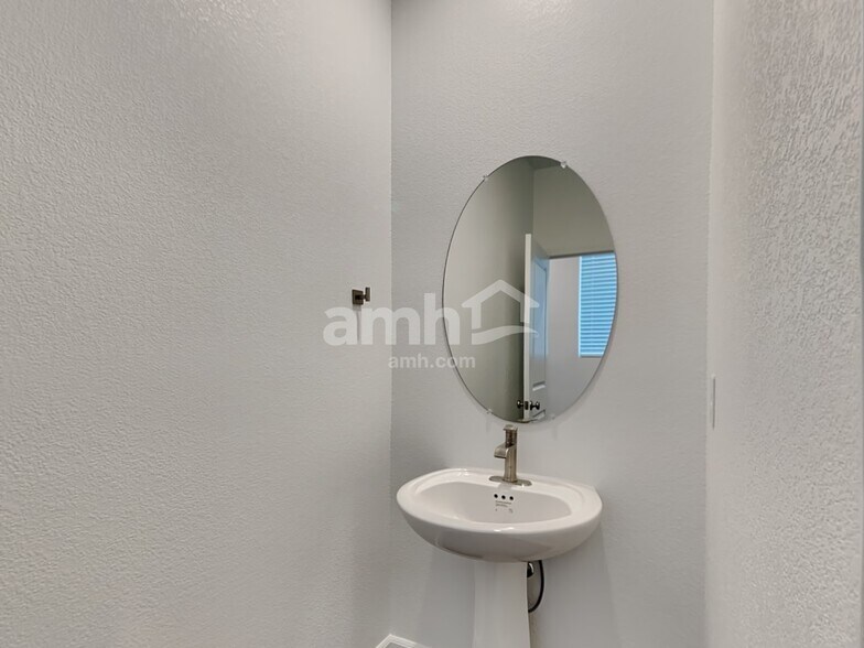 Building Photo - 8939 Tiger Tooth Ave