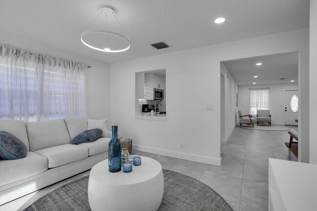 Building Photo - 604 SE 4th Ave