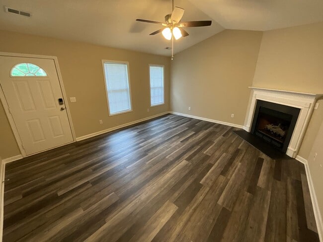 Building Photo - Ready to View! Updated 3/2 Home High Point...