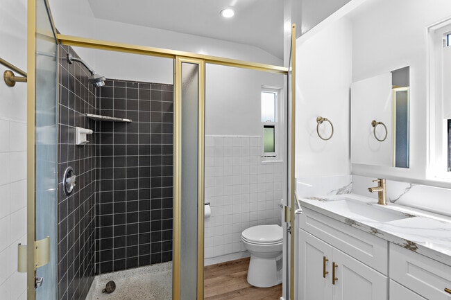 Primary bathroom - 2621 Veteran Ave