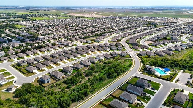 Building Photo - 112 Silver Springs Bend