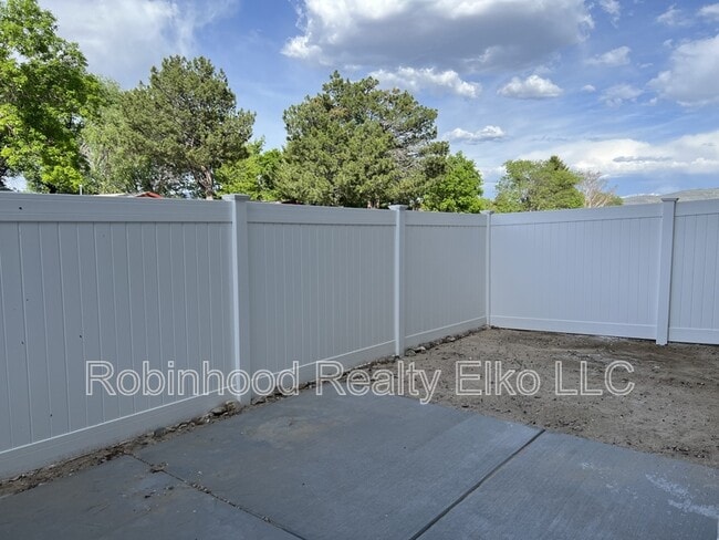 Building Photo - 2433 5th St