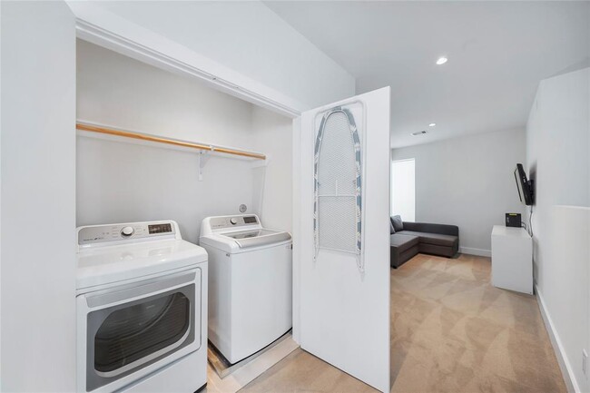 Building Photo - 5509 Paraiso Pl