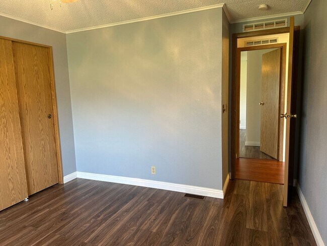 Building Photo - Peaceful Country Living on 2 Fenced Acres