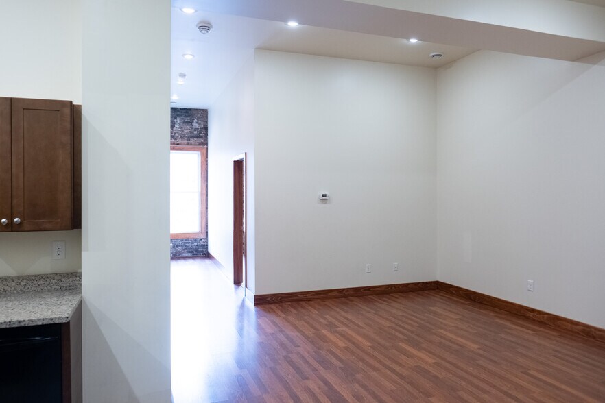 Building Photo - 418 Shelden Ave