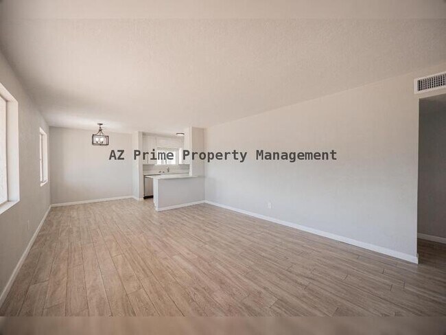 Building Photo - 1140 W 7th St