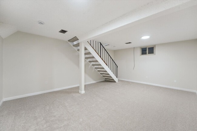 Building Photo - Adorable and Spacious Golden Townhome