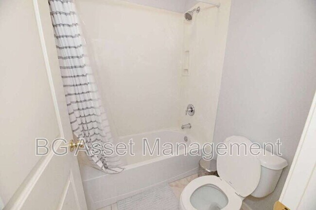 Building Photo - 1653 Northshore Dr