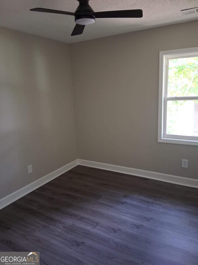 Building Photo - 8229 Queens Dr