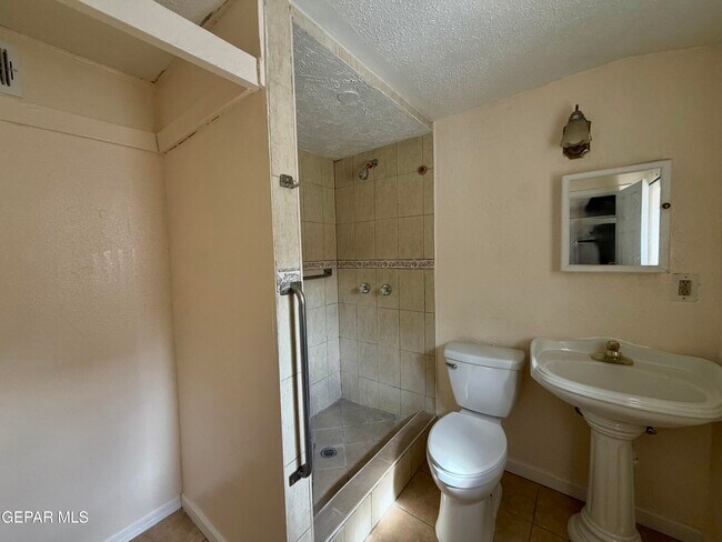 Building Photo - 418 S Estrella St