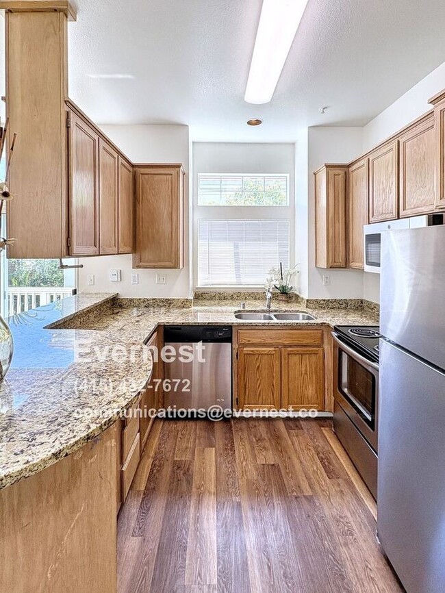 Building Photo - Lovely 2-Bedroom Townhome: Comfort and Con...