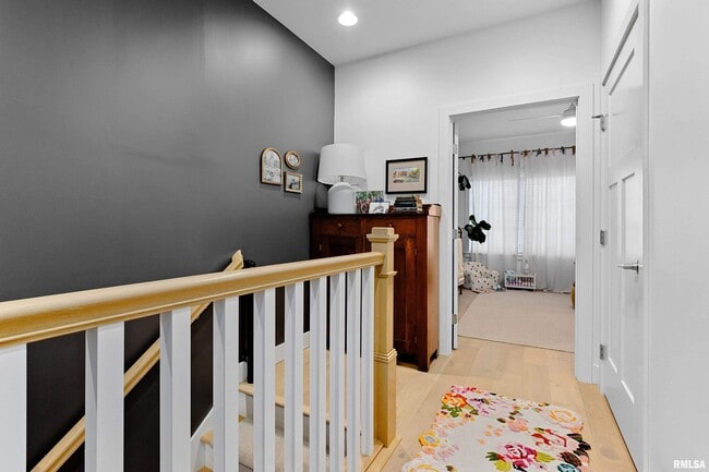 Building Photo - 824 W Moss Ave