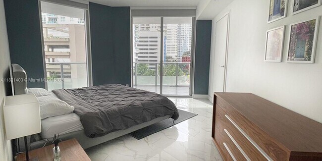 Building Photo - 1300 Brickell Bay Dr