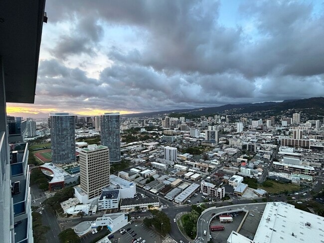 Building Photo - Penthouse 1-bedroom with 2-Parking!